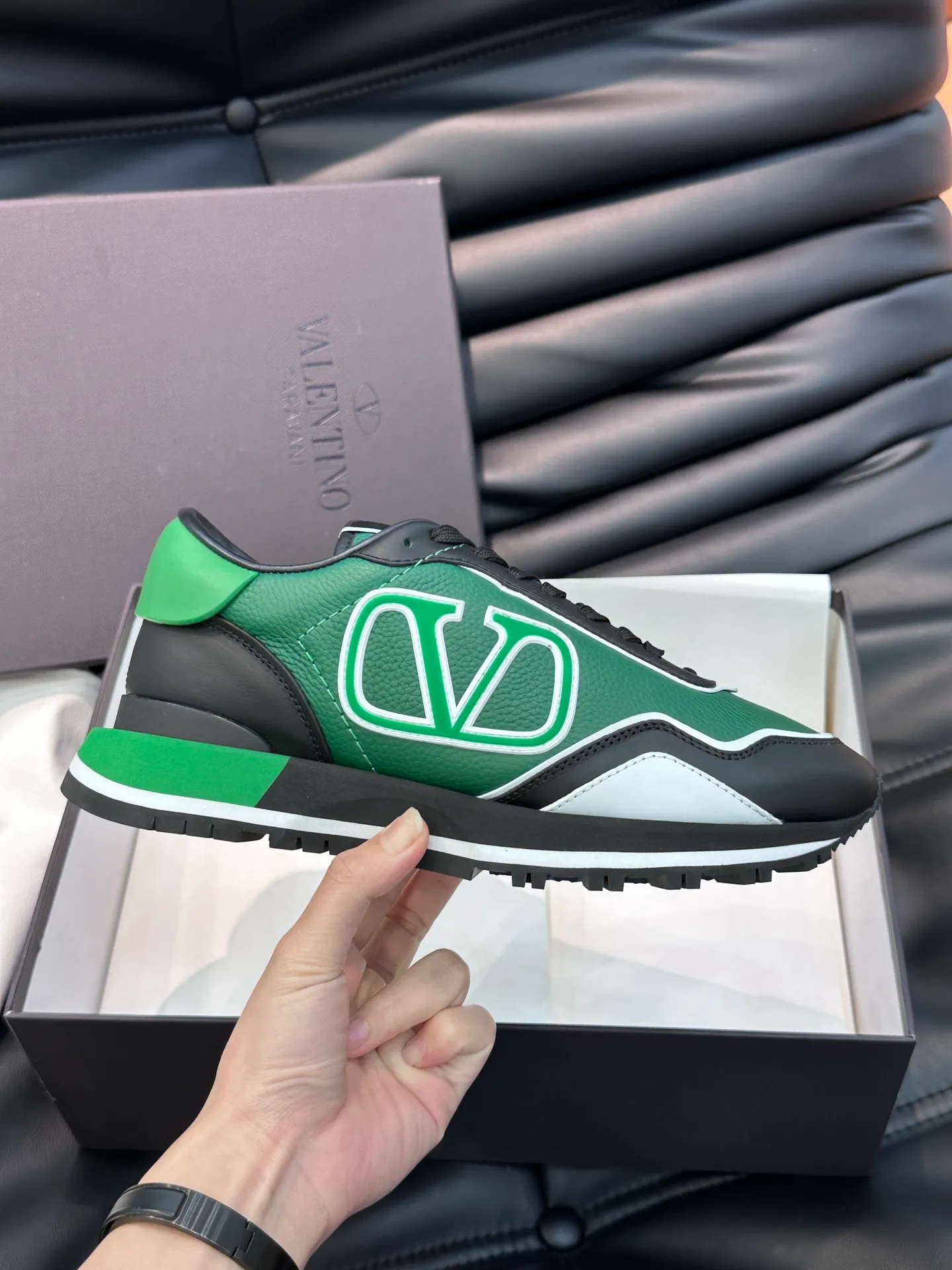 P540💰 Product trademark: VALENTINO "Valentino" Regular size: 38-44 [45 customized] Product material: Warren men's casual sports shoes, made of imported first-layer cowhide, with brand emblem on the tongue, rivet rubber outsole, non-slip, wear-resistant and shock-absorbing, cowhide lining foot pads, comfortable and breathable, with original box packaging equation bag!